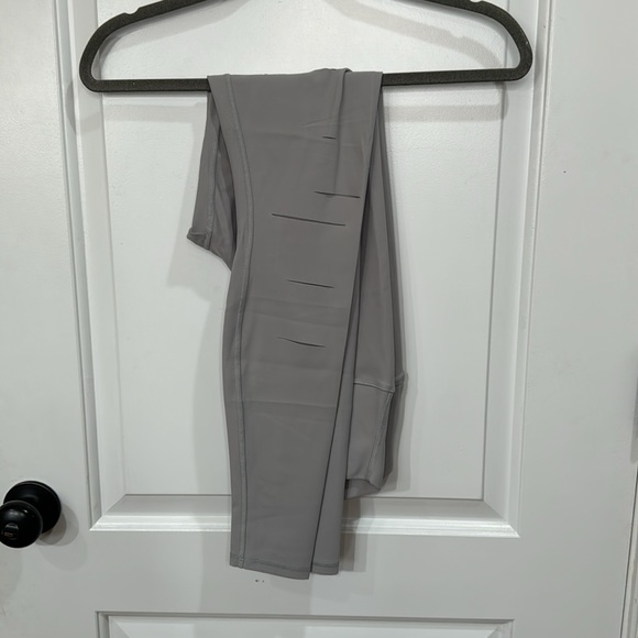 ALO YOGA DISTRESSED WARRIOR LEGGING GREY SMALL - Picture 3 of 7